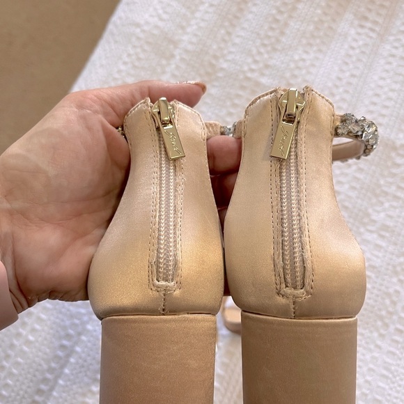 NEW JEWEL BADGLEY MISCHKA Elegant Champagne Block Heel Sandals, Size 7.5 - Picture 7 of 10